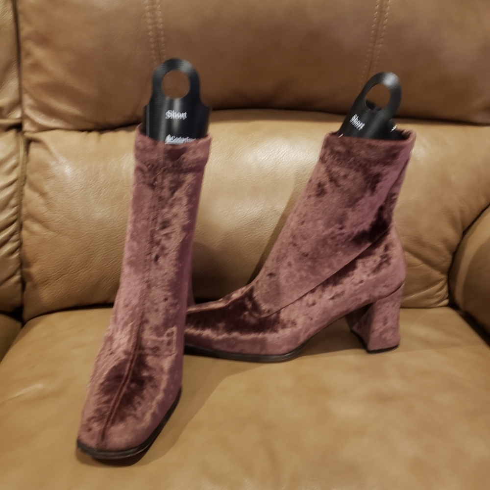 Elegant Velvet Ankle Boots in Brown Size 8